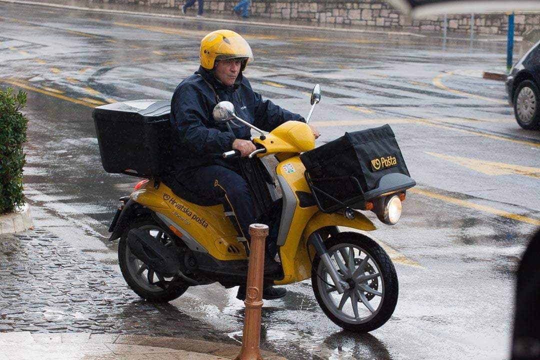 Poštar pošiljke bacio u smeće: Odmah dobio otkaz