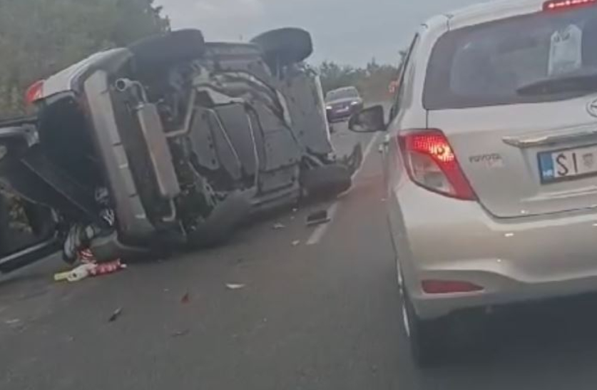 Na cesti između Srime i magistrale auto se okrenulo na krov
