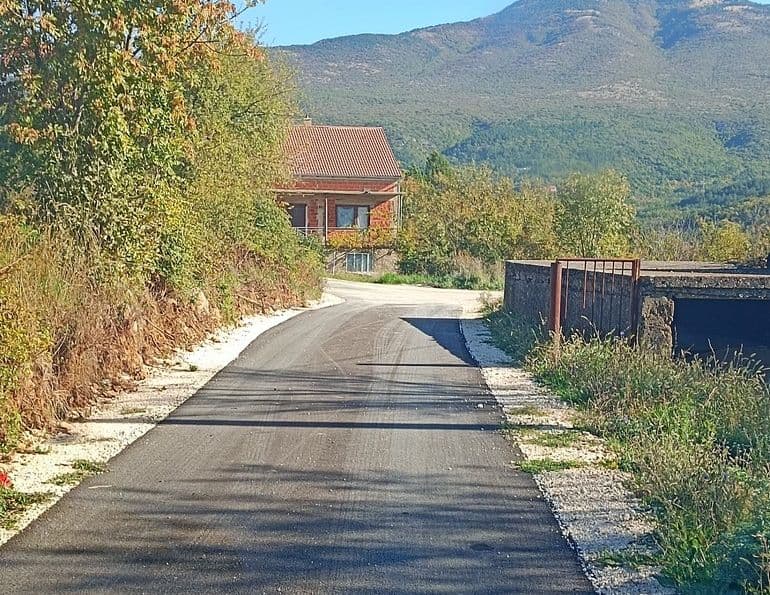 Asfaltirana cesta za zaseok Klicovi u Golubiću