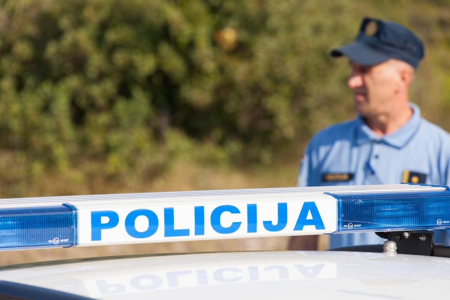 Mladić (21) jurio po Skradinu pa autom udario u metalnu ogradu