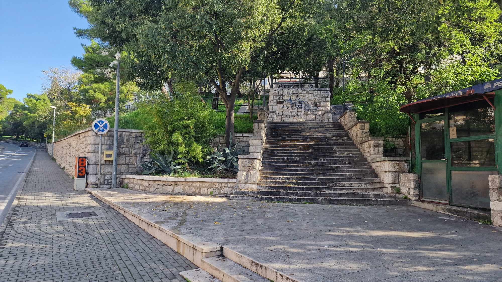 Bilo je i krvi: Obračun dvojice muškaraca na skalama šibenske gimnazije