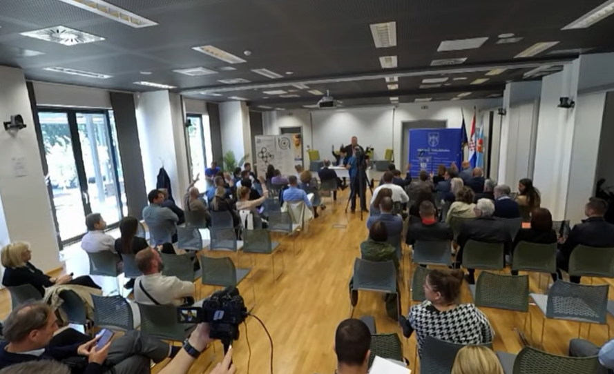 Prekinuta sjednica Županijske skupštine, tek 11 vijećnika podržalo dnevni red: Petrina Lemca nazvao psihijatrijskim slučajem 