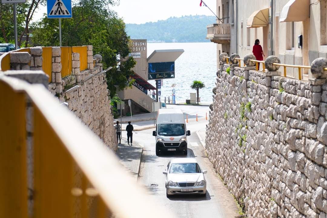 Stišavate glazbu kad parkirate ili vozite nepoznatim kvartom?  