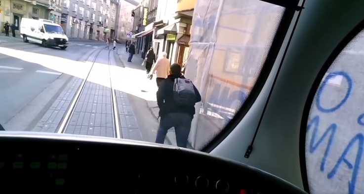 Vozač tramvaja pokazao zašto su slušalice u ušima opasne 