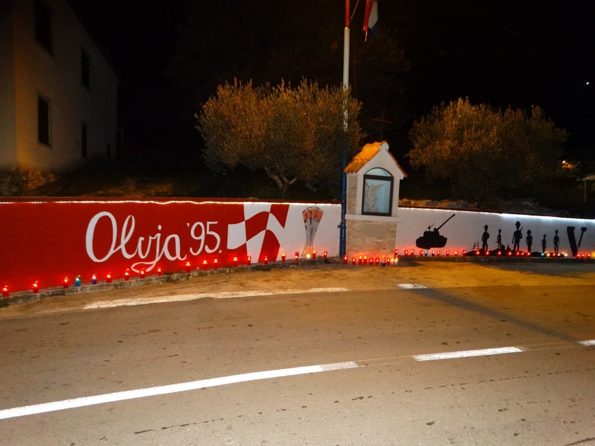 Vukšić zapalio svijeće  u znak sjećanja za Vukovar i Škabrnju  