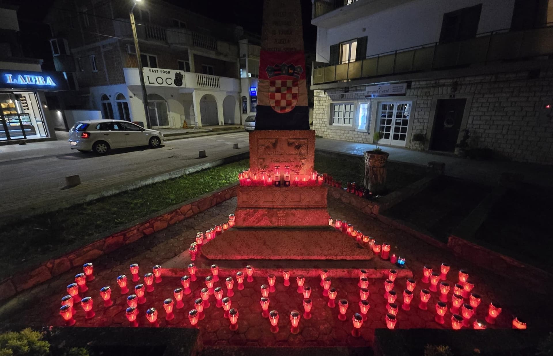 Pirovac za Vukovar i Škabrnju: Mještani zapalili svijeće kod spomenika kralja Tomislava