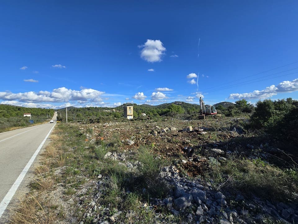 Općina Pirovac započela radove na zemljištu buduće Poduzetničke zone Torine
