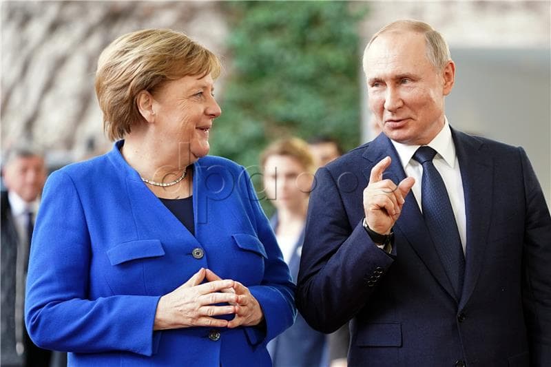 Putin tvrdi da nije htio prestrašiti Merkel sa psom Konijem