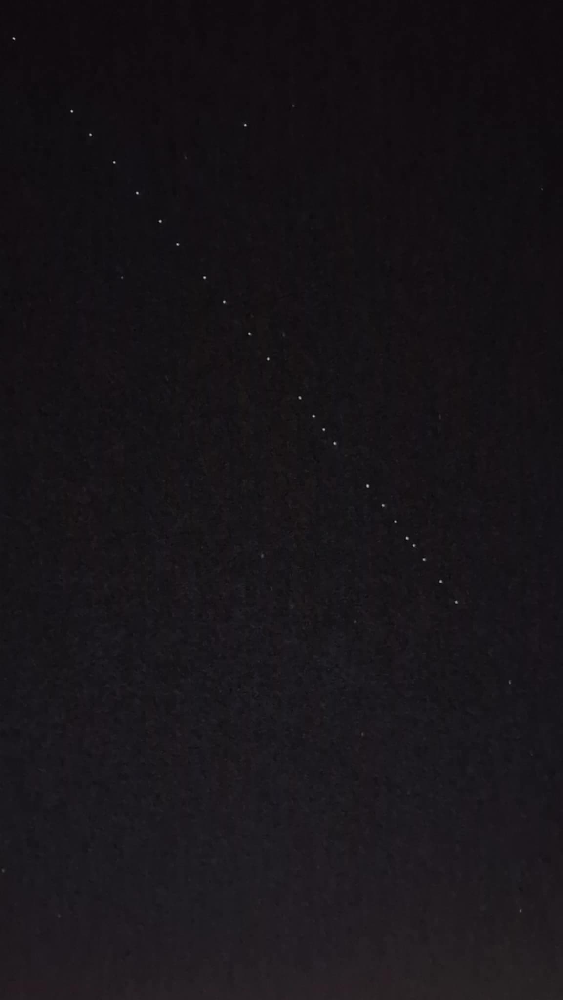 Nema panike, nisu vanzemaljci: Ova čudna crta na nebu iznad Šibenika su novi StarLink sateliti