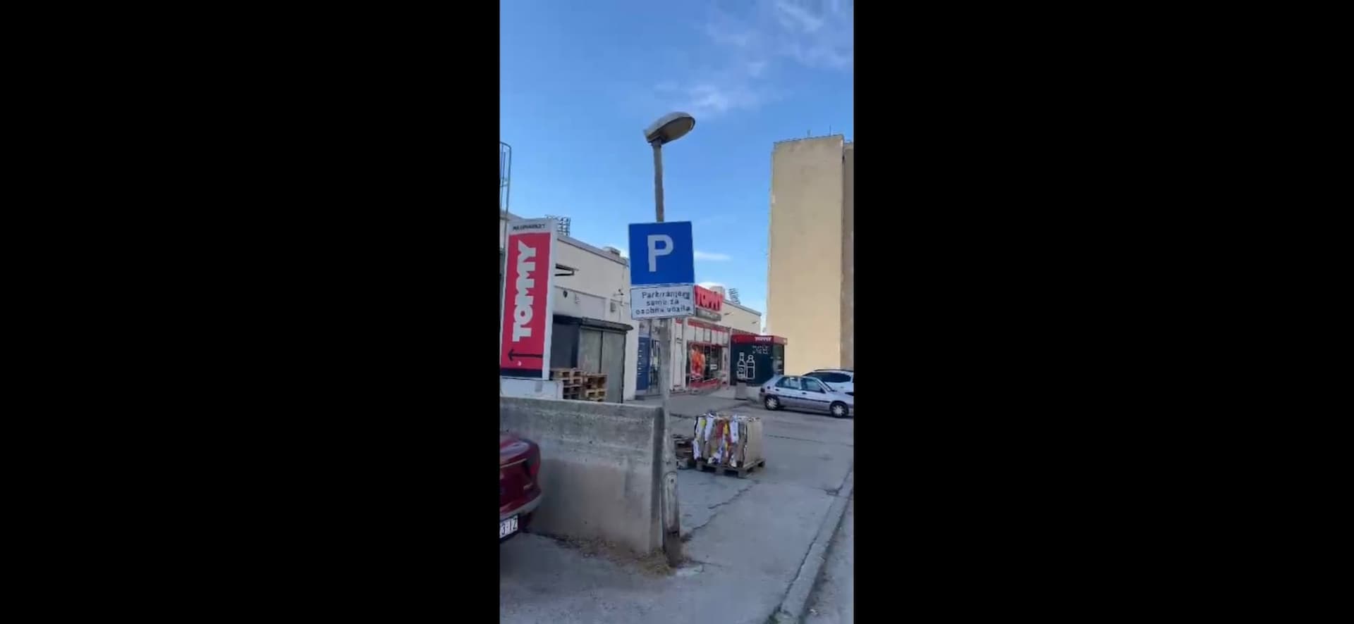 Upozorenje građanima: Dok ga ne učvrste, izbjegavajte rasvjetni stup kod Tommy-a na Šubićevcu 