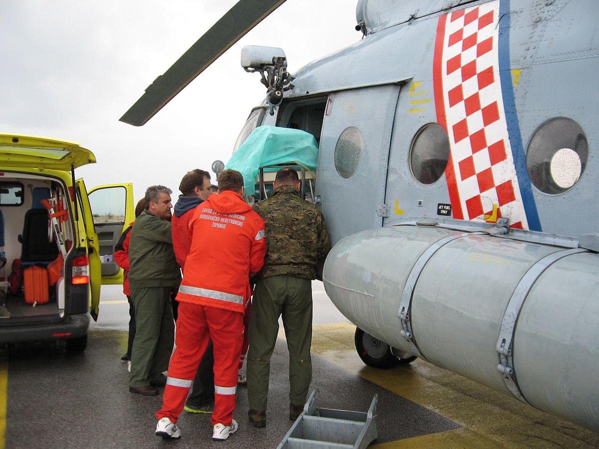 Kakva akcija! Vojnim helikopterom prevezena četiri dana stara beba u inkubatoru 