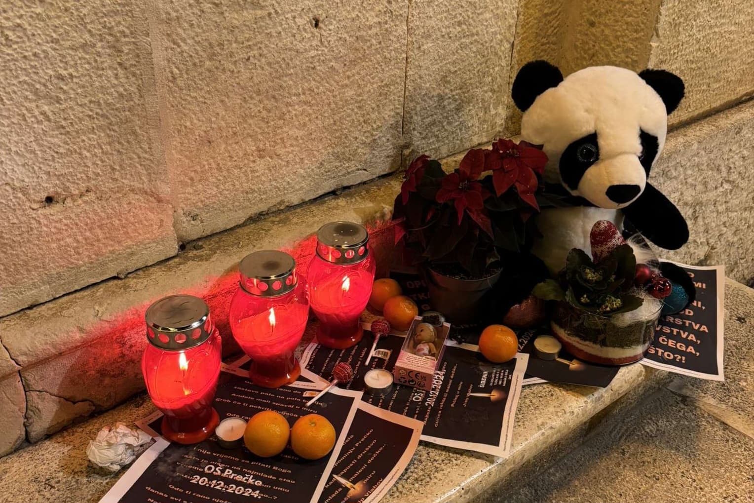 Brojni Šibenčani ispred kazališta pale svijeće i ostavljaju igračke za žrtve napada u zagrebačkoj školi