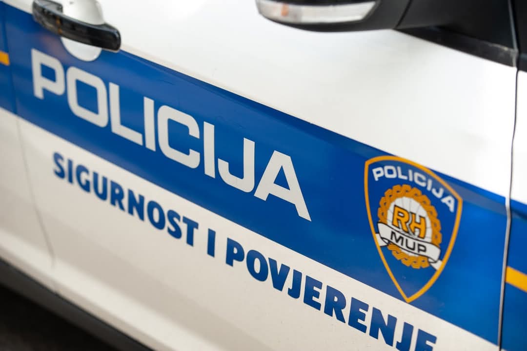Usred noći zapalio ulazna vrata stana u kojem su bili muškarac i djevojka 