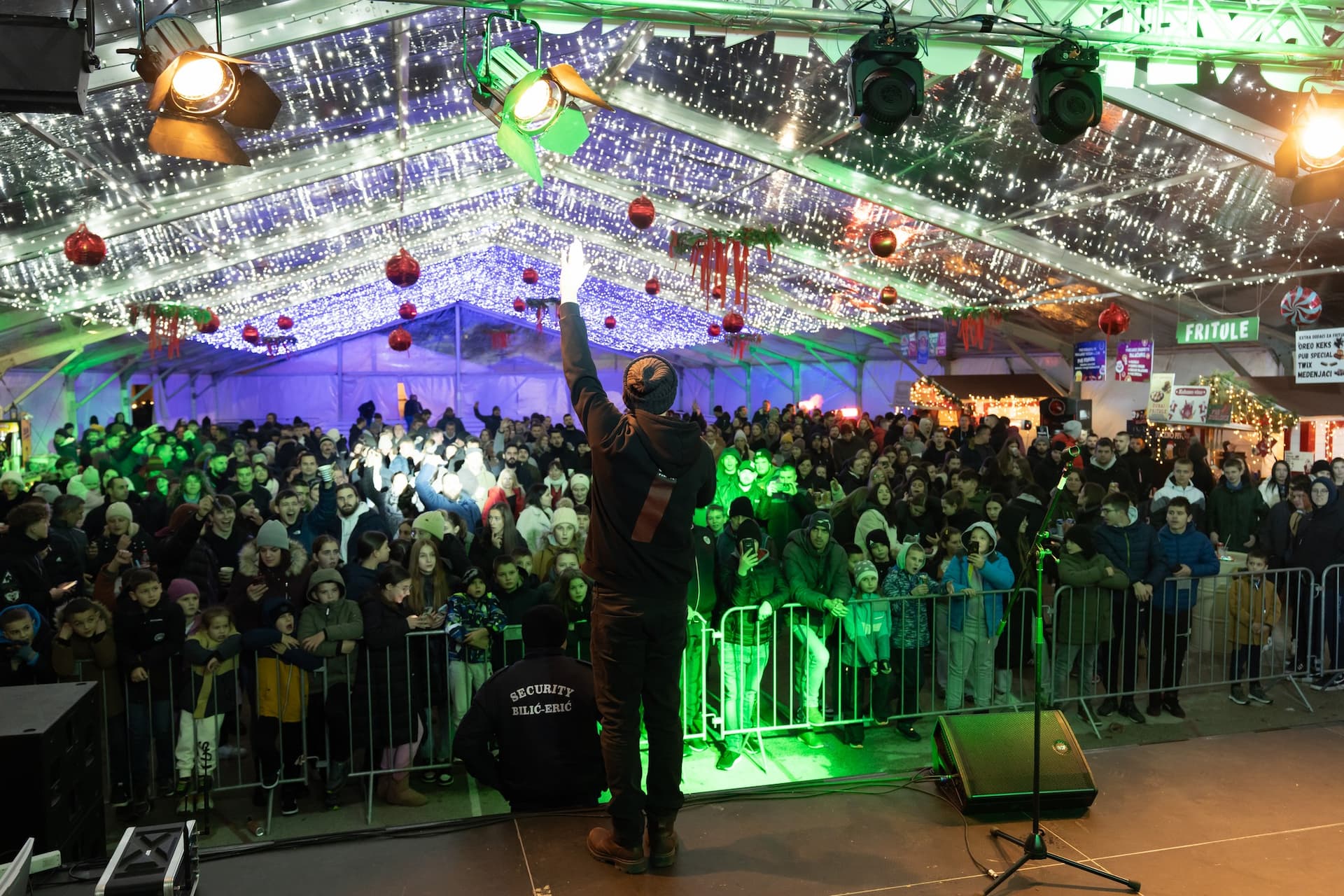 U Kninu bogat program za vikend: Stand-up večer, kvizovi i koncerti na Kraljevskom adventu