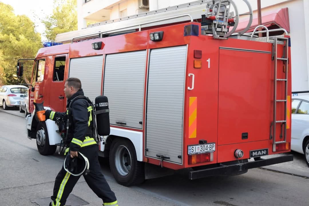 Vatrogasci gasili zapaljeni automobil na Vidicima