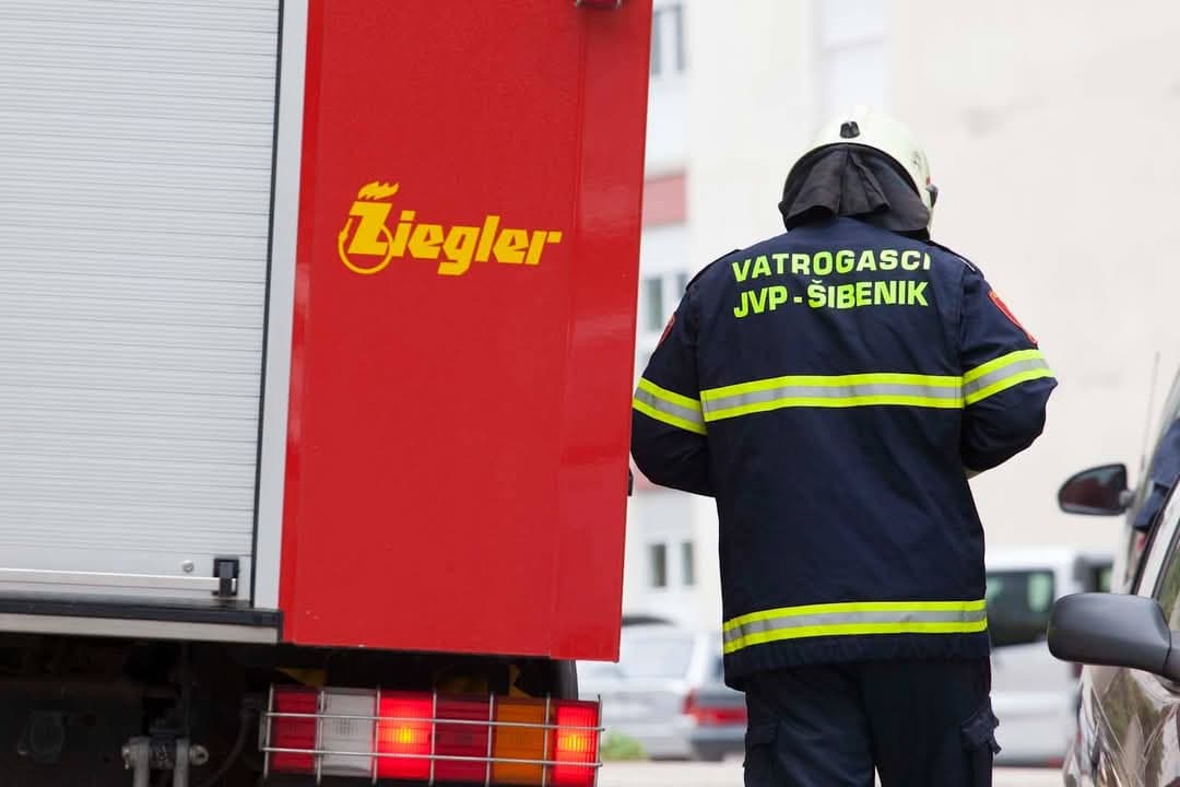 Vatrogasci gasili požar u zgradi u Mandalini i dimnjak u Bilicama