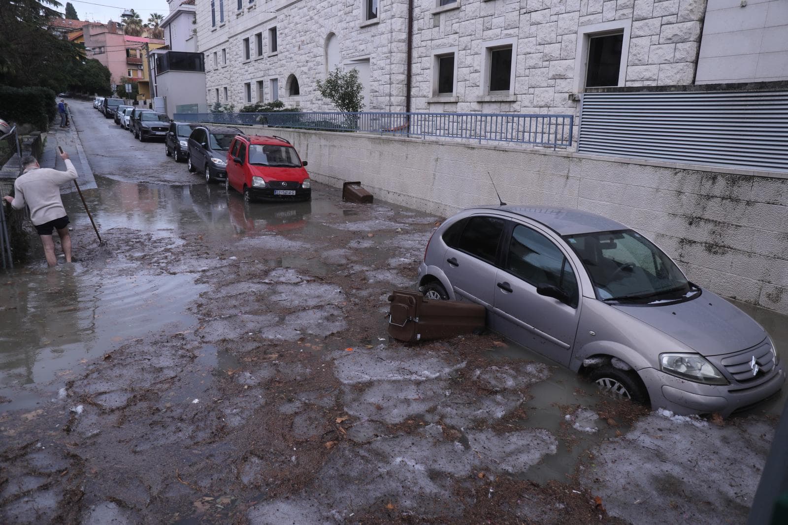 Snažno nevrijeme u Splitu: Pala velika količina kiše, ulice poplavljene