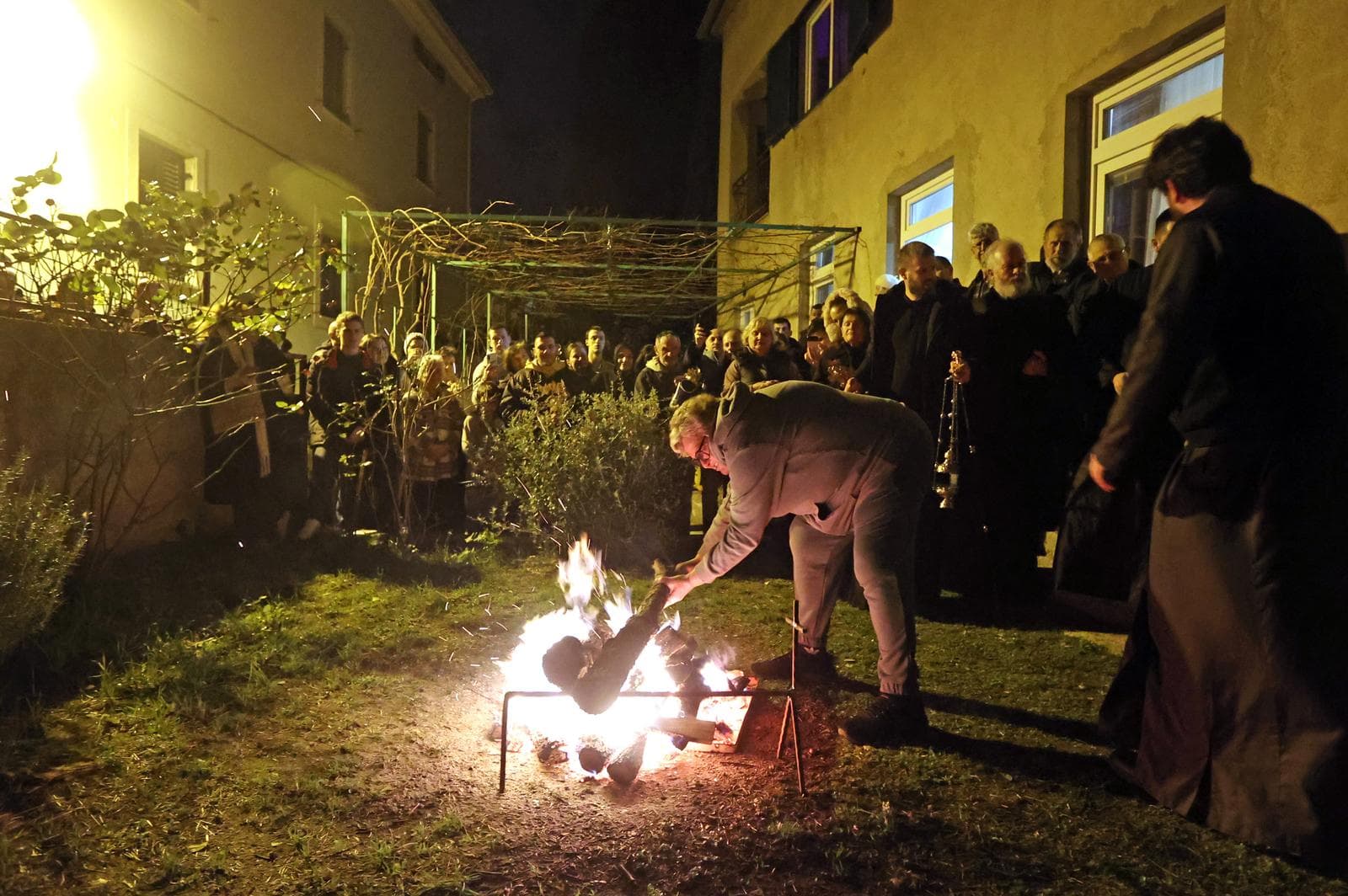 Ispred Hrama Svetog Spasa u Šibeniku tradicionalno zapaljen badnjak