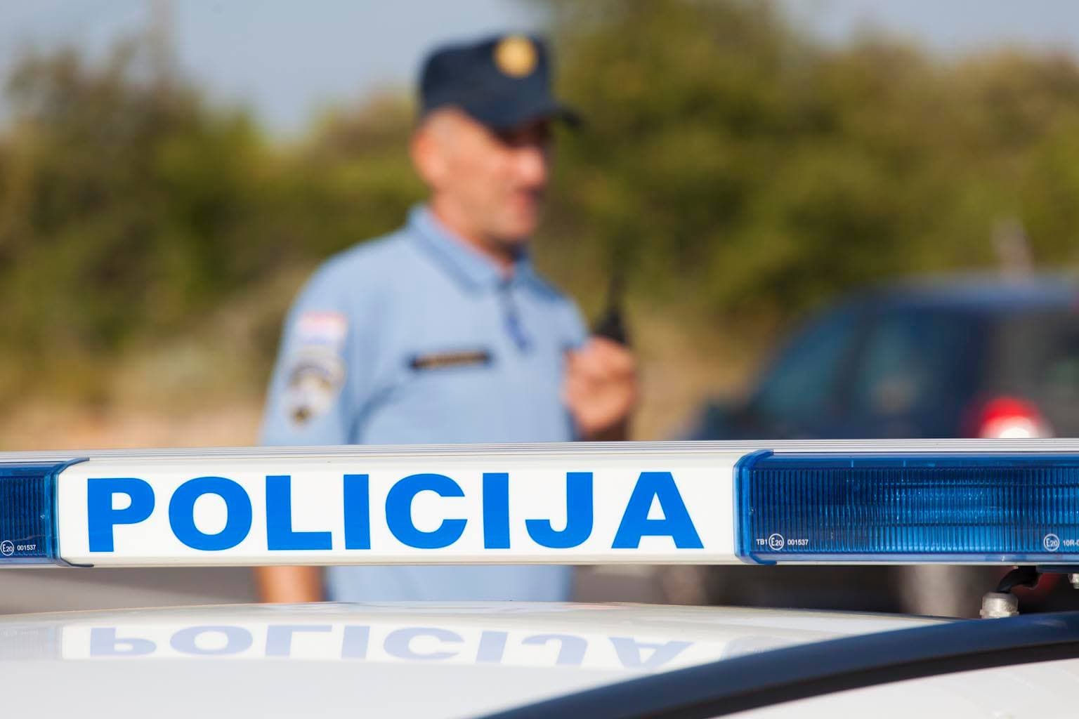 Po Primoštenu 52-godišnjak s poništenom vozačkom vozio neregistrirani moped. U pritvoru je