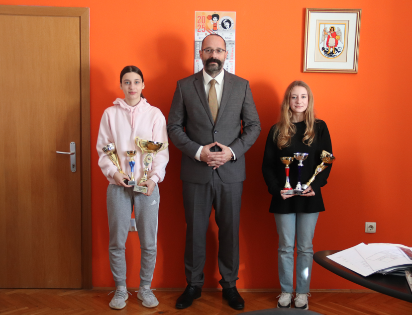 Šibenski stolnotenisači nižu uspjehe i medalje, a danas ih je primio zamjenik gradonačelnika