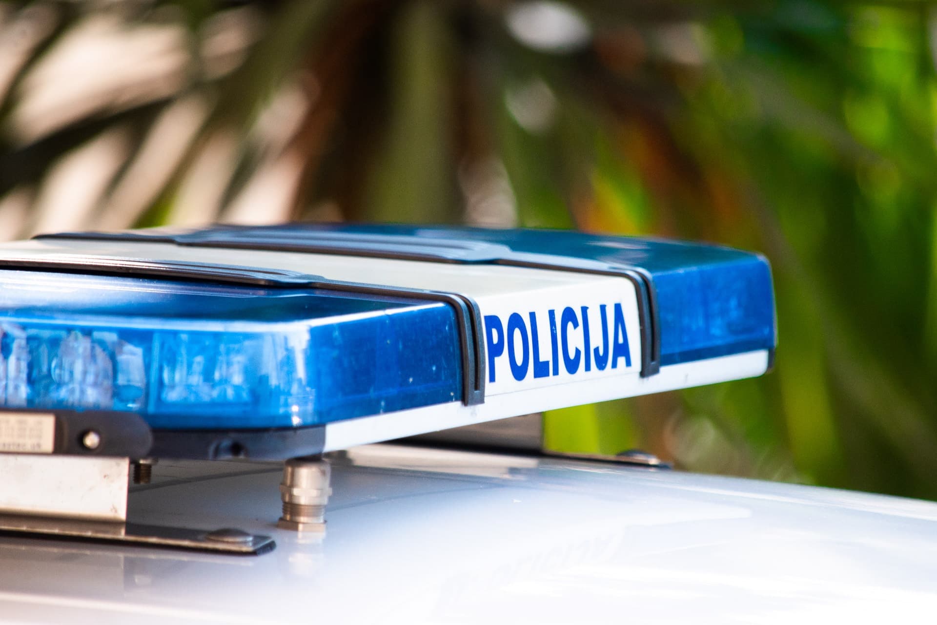 Vozač (54) jurio u Bobodolu, proklizao i sletio s ceste. Dobio veliku novčanu kaznu