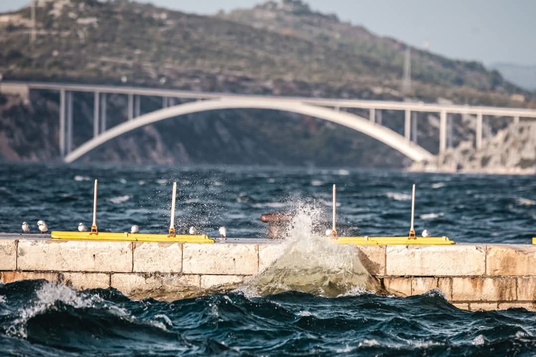 Olujna bura stvara probleme na cestama, u prekidu katamaranske i trajektne linije
