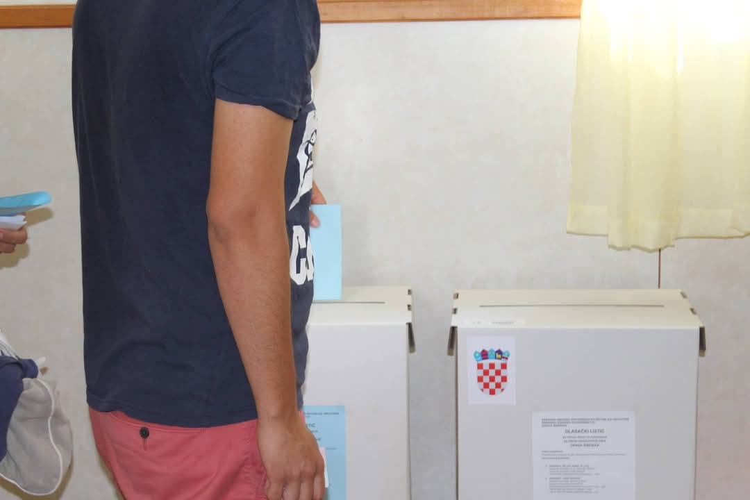 Svećenik kršio šutnju! Došao u dom za starije pa dijelio upute za koga glasati 