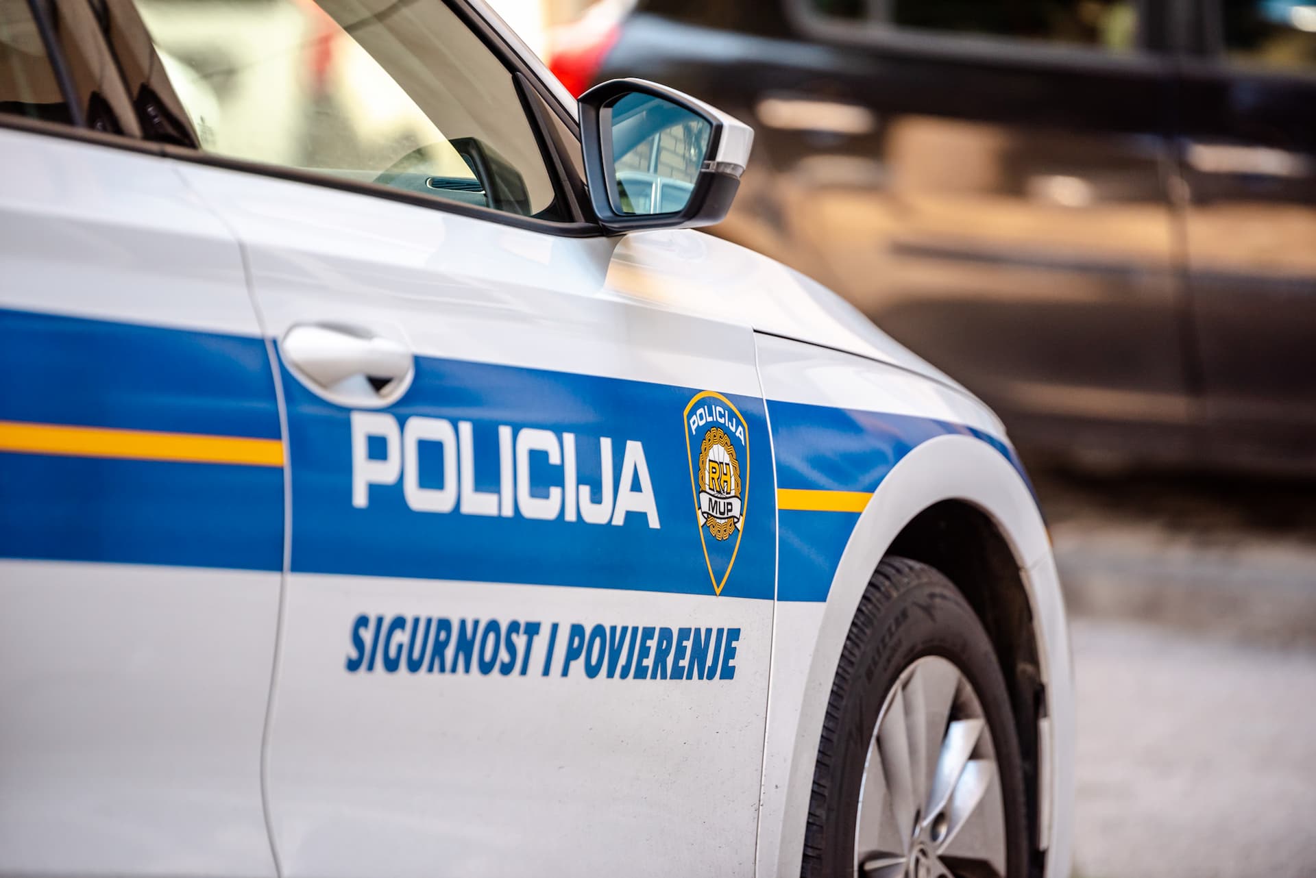 Vozač (40) iz Splita bježao policiji po Šibeniku, uhvaćen je i predan splitskoj policiji