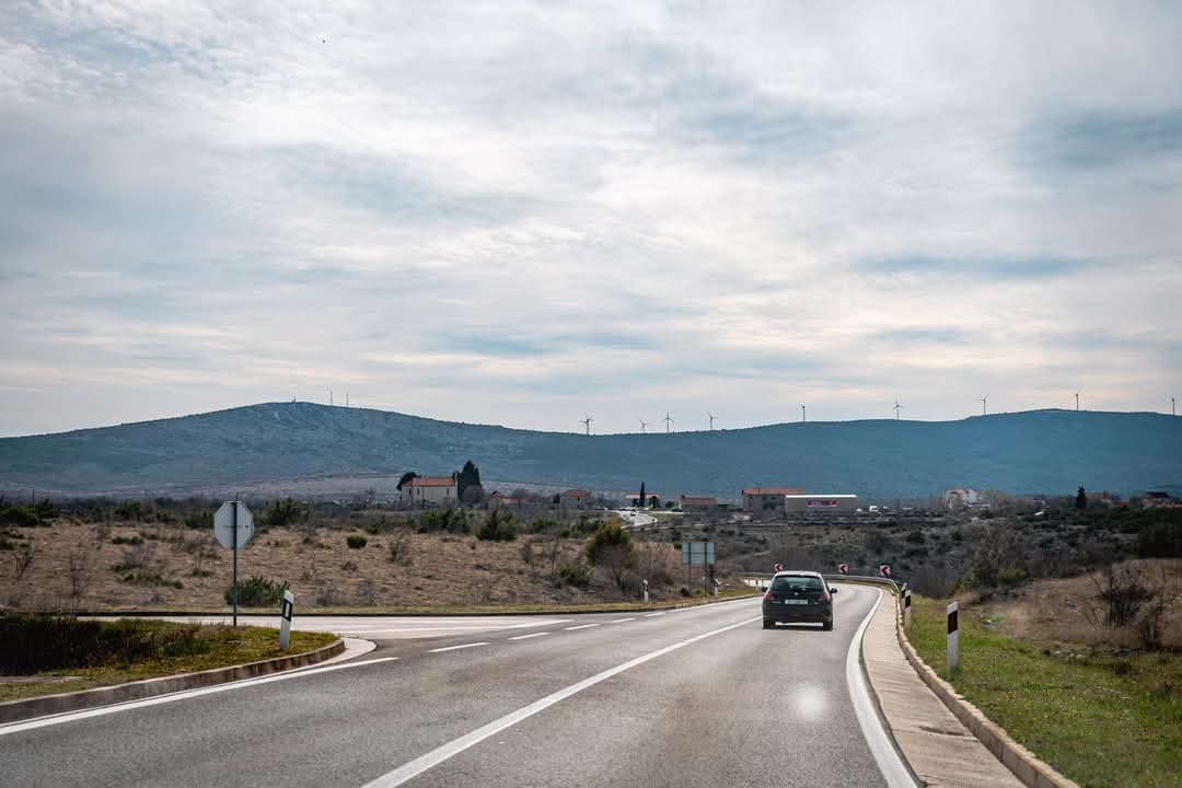 Kolnici mjestimice vlažni i skliski, moguća poledica