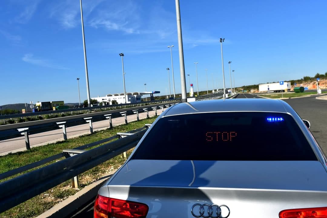 Završio u pritvoru zbog komentara policijskog presretača u Facebook grupi