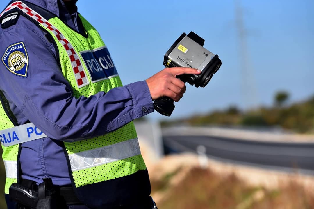 Paprena kazna i oduzeta vozačka: Jurio autocestom 247 kilometara na sat! 