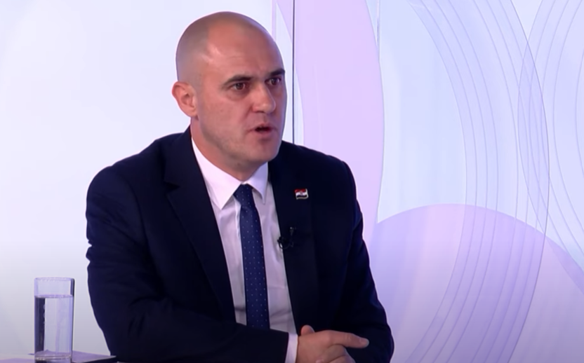 Potpredsjednik vlade Dabro pucao iz pištolja kroz prozor auta. Oglasio se