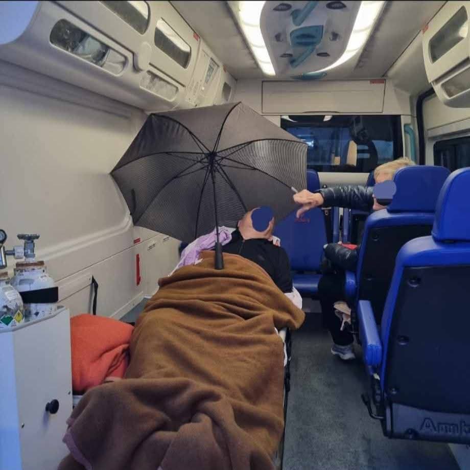 Sramota! Vozilo saniteta prokišnjava, a pacijenti se sami moraju snalaziti