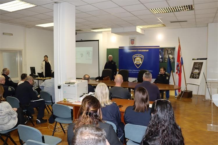 Rukovoditelji PU Šibensko-kninske slušali predavanje o mentalnom zdravlju i psihosocijalnoj zaštiti