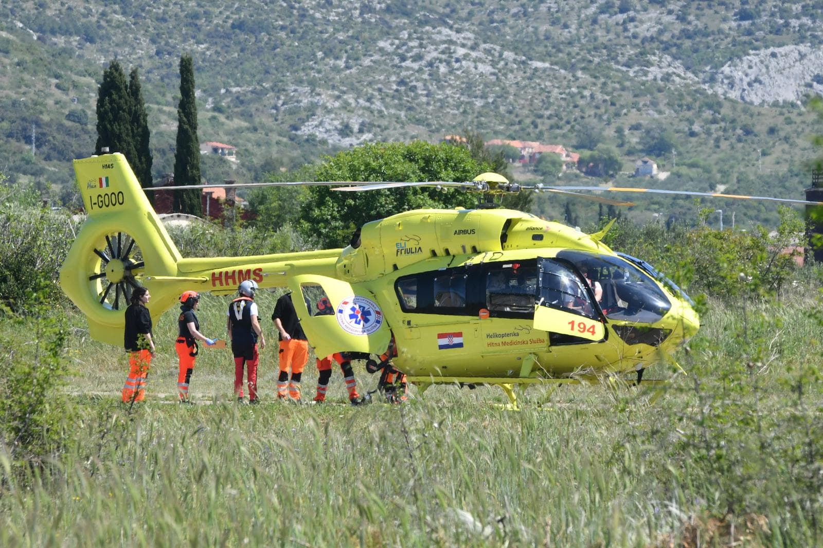 Helikopteri hitne pomoći svakodnevno prevoze pacijente iz Šibenika – vatrogasci osiguravaju slijetanje i uzlijetanje u Mandalini
