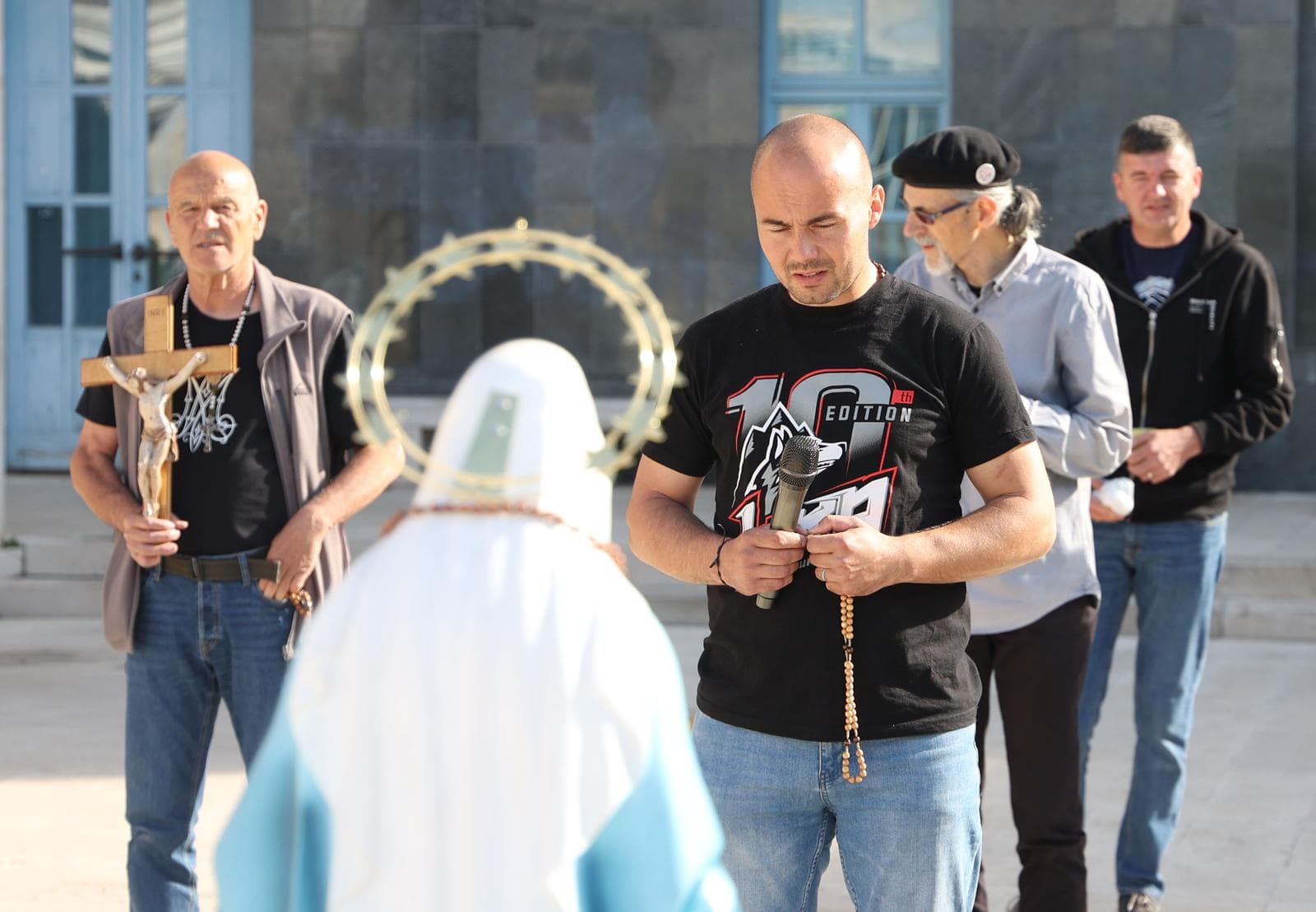 Molitelji opet klečali pred gradskom upravom: Prosvjednice nisu došle