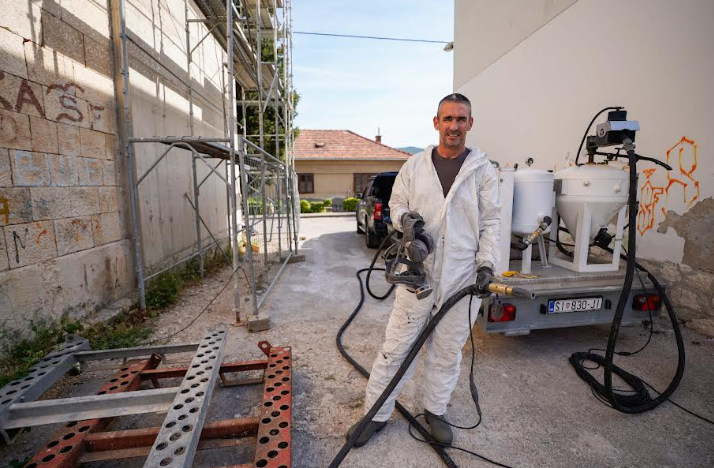 Nakon posjeta roditeljima očistio crkvu od grafita: Evo kako je Ante Muić Mandalinu učinio ljepšom