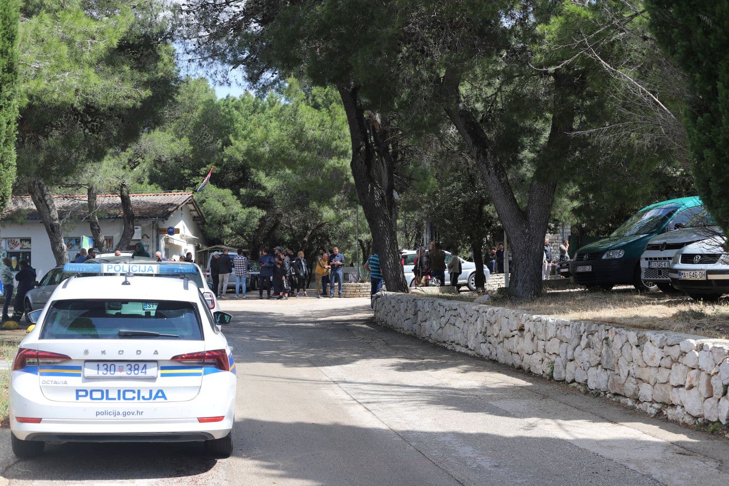 Inspektori pokušali zapečatiti kamp Jazina, Tišnjani mirnim okupljanjem iskazali nezadovoljstvo