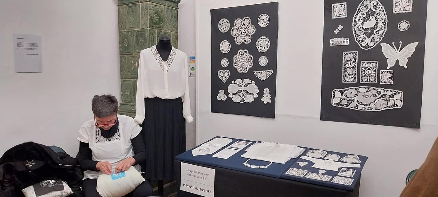 Izložba hrvatske čipke u primoštenskom hotelu Zora u čast Gospe od Loreta