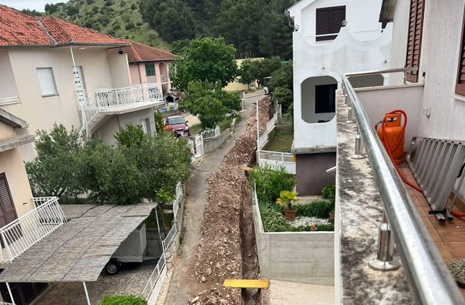 Stanovnici Kornatske ulice u Žaboriću ne mogu do kuća: 'Sreća što nikome u ovih 15 dana nije pozlilo'