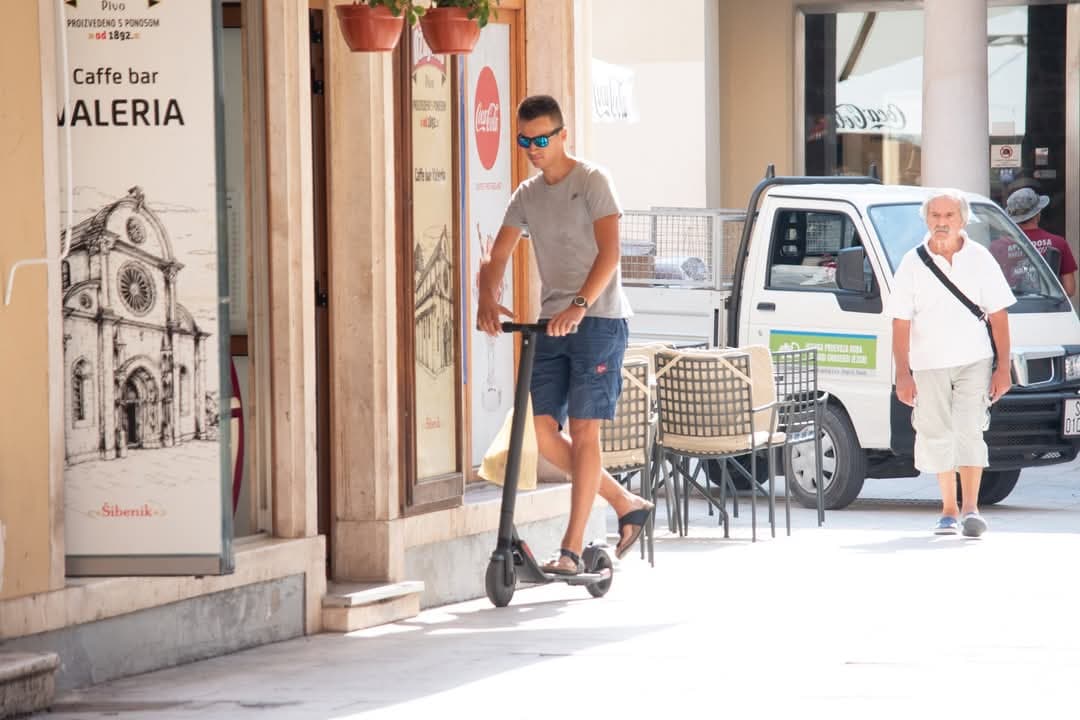 Šibenska policija upozorava: Nepropisna vožnja romobila može skupo koštati
