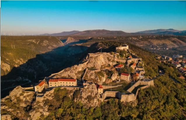 Dječje vijeće Grada Knina poziva osnovnoškolce na umjetnički natječaj: Otkrijte i oživite neispričane priče grada!