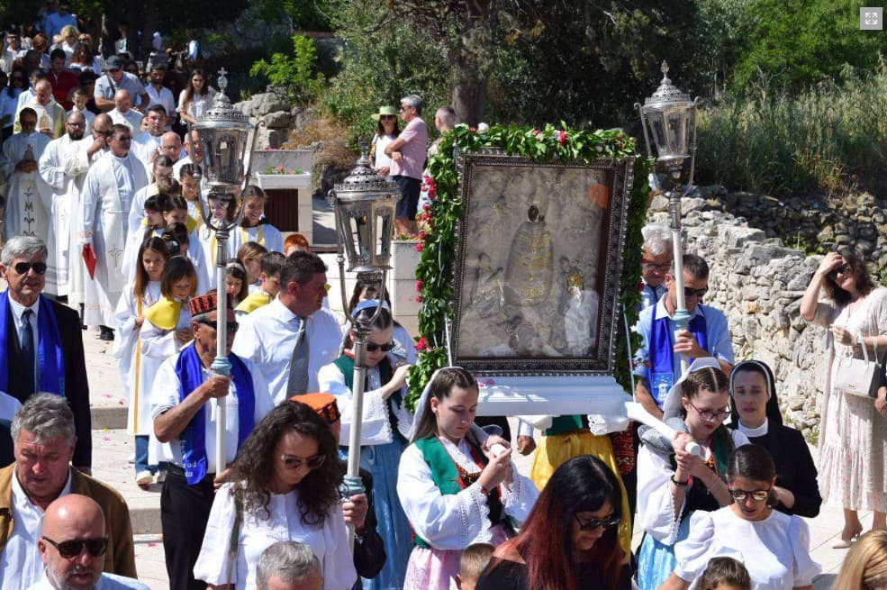 U Primoštenu po 190. put proslavljen blagdan Gospe od Loreta