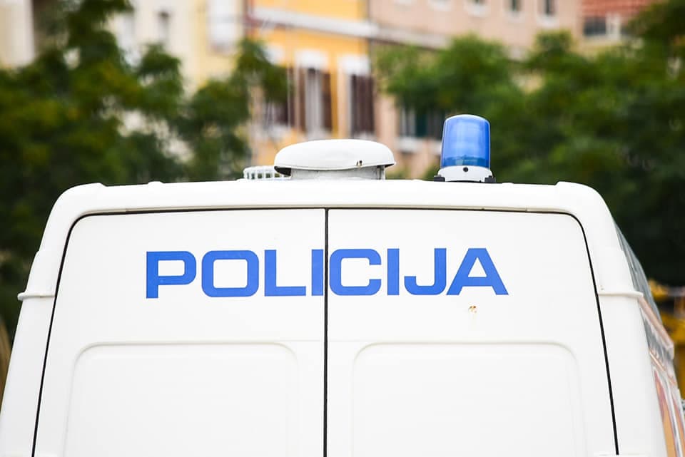 Muškarac (50) kod Tisnog bez dozvole dotjerao kuću i izgradio betonske bazene 