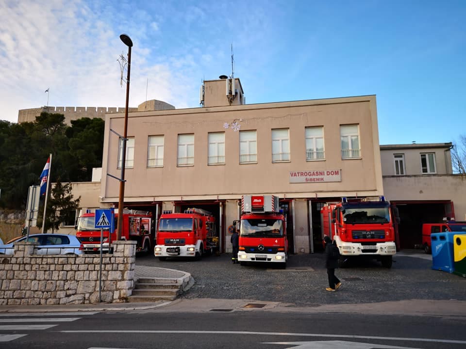 Noćas se oglasio požarni alarm u zgradi šibenskog HZZO-a, srećom bila je lažna uzbuna