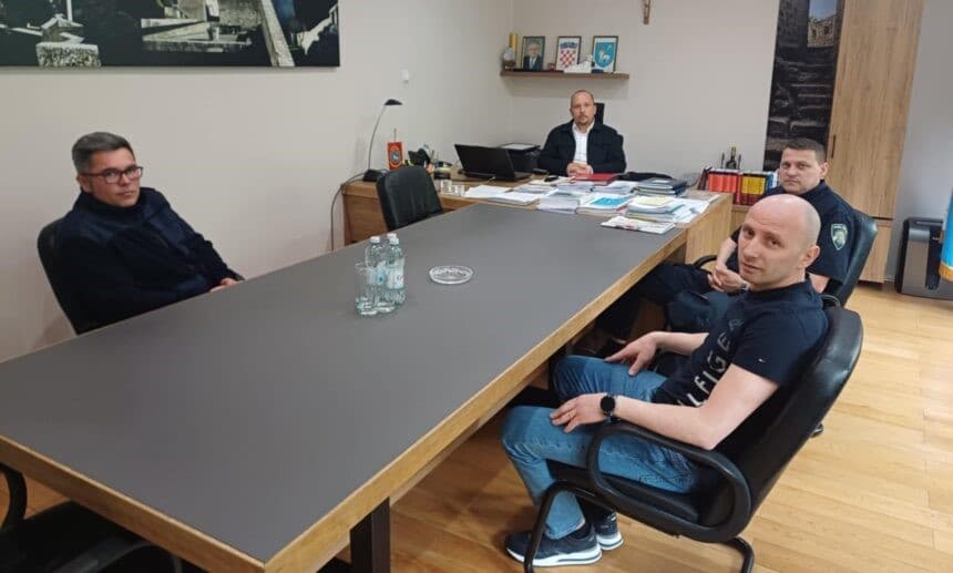 Kninjanin Robert Mišković jučer je skočio u hladnu Krku i spasio sugrađanina. Grad mu uputio posebnu zahvalu