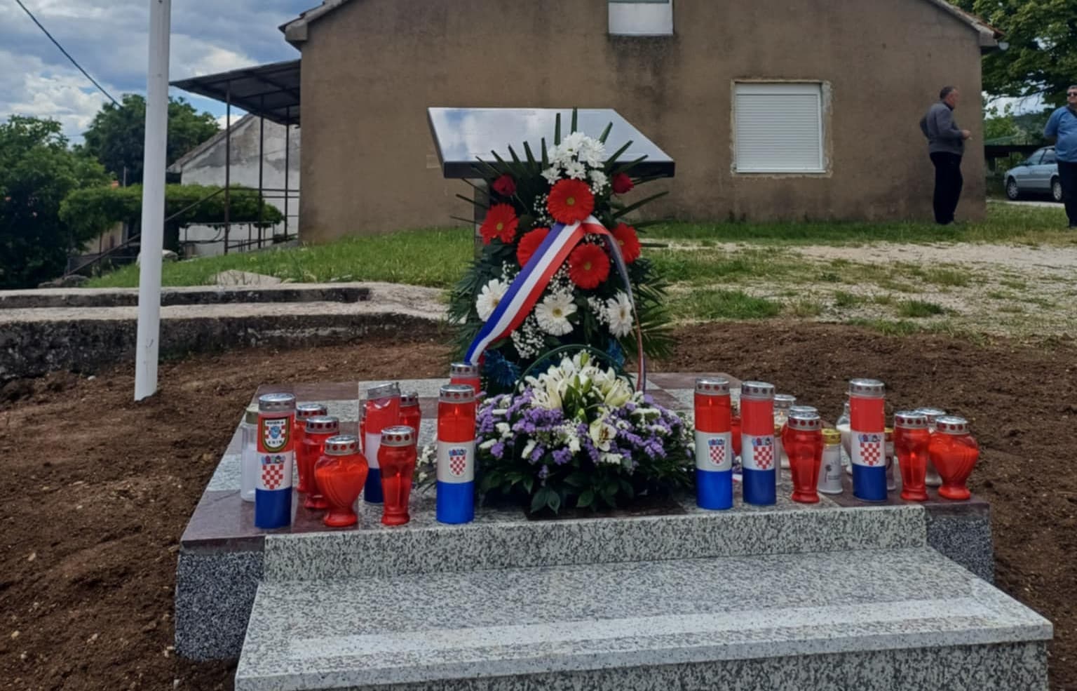U Marićima kod Knina otkriveno spomen-obilježje Jošku Ćaćiću Begu, ubijenom na početku Domovinskog rata