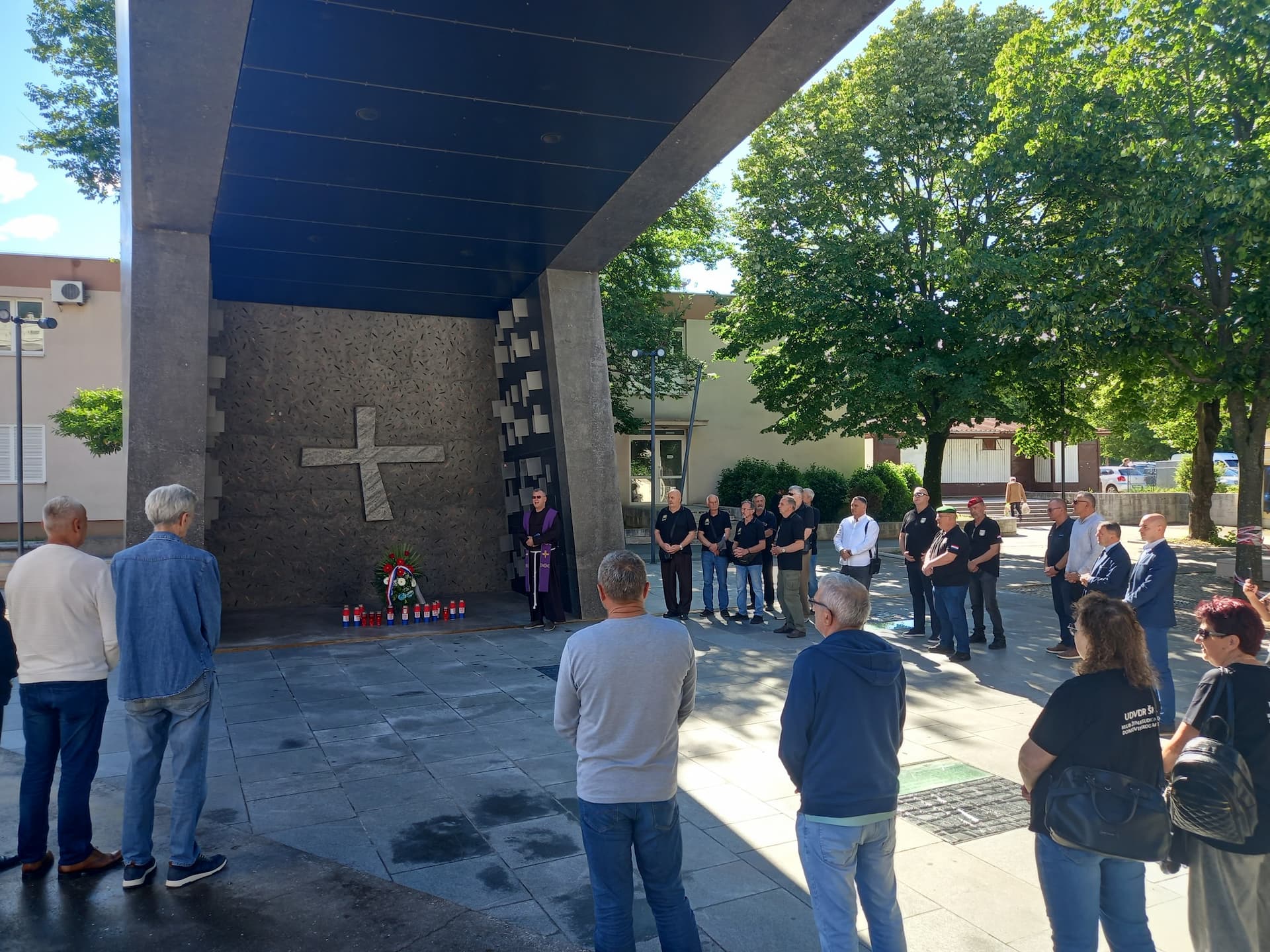 Povodom Dana državnosti u Kninu na spomeniku 'Oluja 95' položeni vijenci i zapaljene svijeće