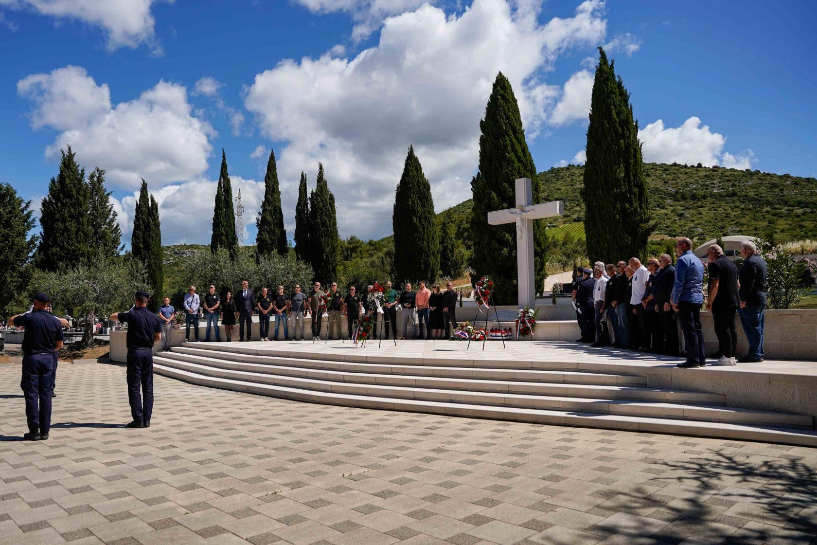 Položeni vijenci i zapaljene svijeće u povodu Dana Državnosti