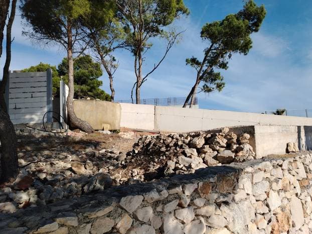 Uz Pripuza sad i drugi dižu ilegalne zidove na Murteru: 'Uništavanje se dalje nastavlja'